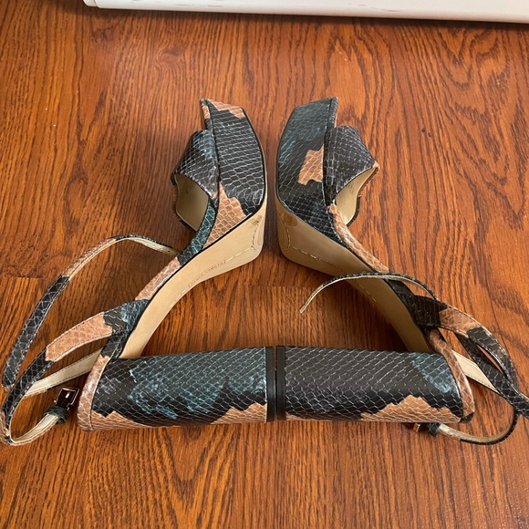 Vince Camuto Chastin Embellished Platform Dress Sandals Deep Teal Snake PLatform - Picture 5 of 16